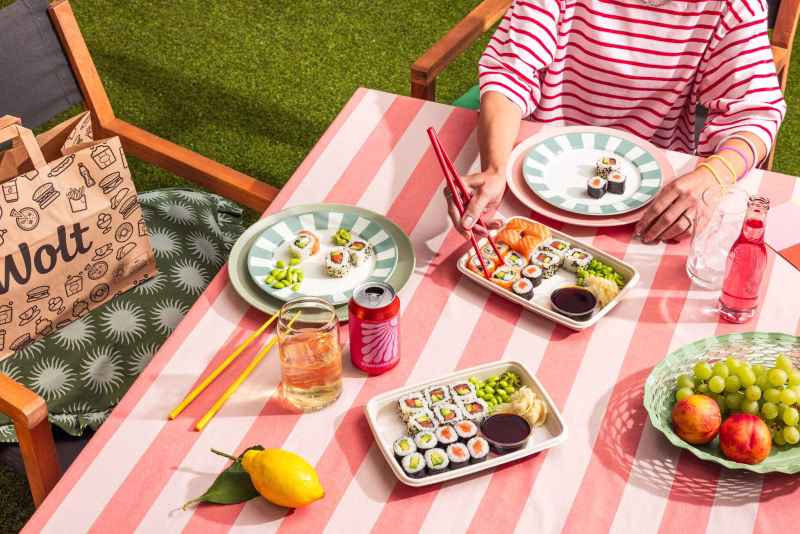 Sushi do porodnice i kartáček na festival. Wolt ukazuje, že doručovat lze téměř kamkoliv